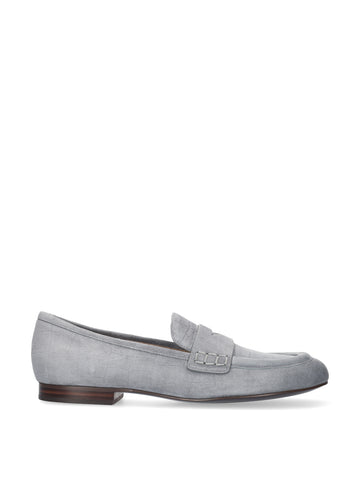 Vista lateral de los mocasines de ante efecto cocodrilo para mujer Elodie Loafer en color gris, con punta redonda y tacón plano de 1 cm de BIBI LOU.
