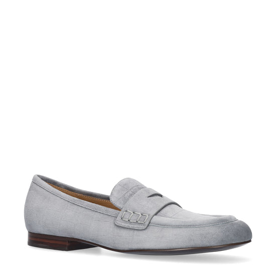 Vista lateral de los mocasines de ante efecto cocodrilo para mujer Elodie Loafer en color gris, con punta redonda y tacón plano de 1 cm de BIBI LOU.