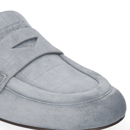 Vista lateral de los mocasines de ante efecto cocodrilo para mujer Elodie Loafer en color gris, con punta redonda y tacón plano de 1 cm de BIBI LOU.