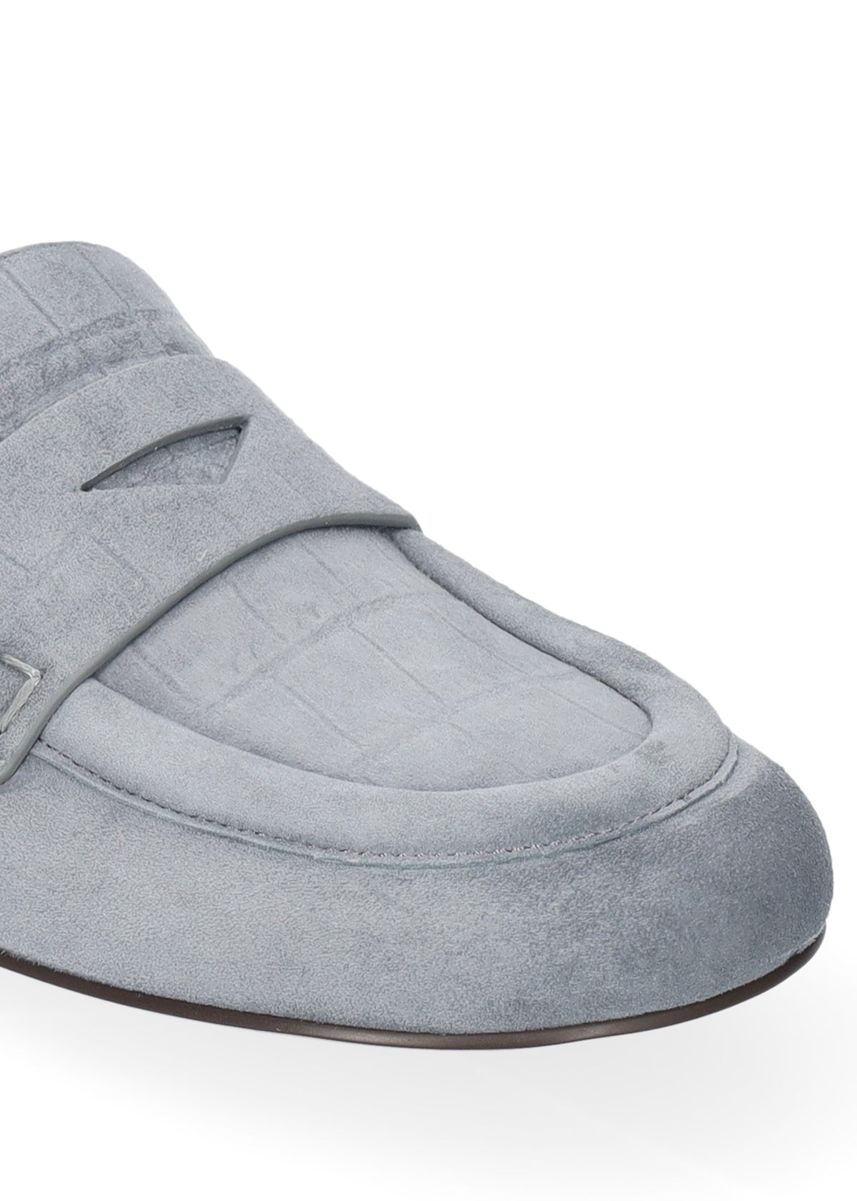 Vista lateral de los mocasines de ante efecto cocodrilo para mujer Elodie Loafer en color gris, con punta redonda y tacón plano de 1 cm de BIBI LOU.