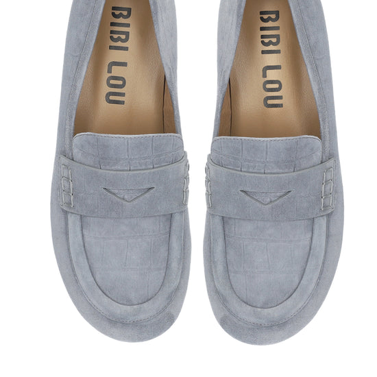 Vista lateral de los mocasines de ante efecto cocodrilo para mujer Elodie Loafer en color gris, con punta redonda y tacón plano de 1 cm de BIBI LOU.