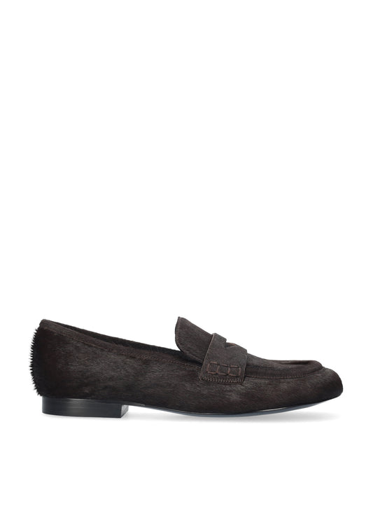 Vista lateral de los mocasines de piel con pelo para mujer Elodie Loafer en color marrón, con punta redonda y tacón plano de 1 cm de BIBI LOU.