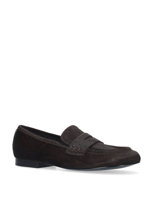 Vista lateral de los mocasines de piel con pelo para mujer Elodie Loafer en color marrón, con punta redonda y tacón plano de 1 cm de BIBI LOU.
