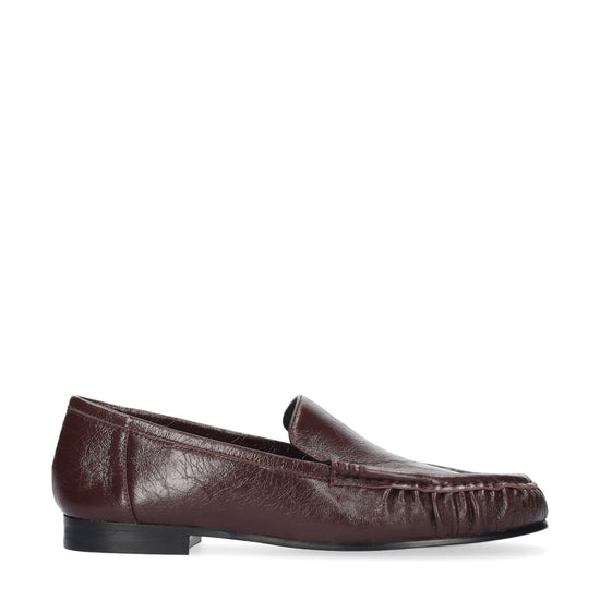 Vista lateral de los mocasines de piel arrugada efecto charol para mujer Lysa Loafer en color burgundi de BIBI LOU.