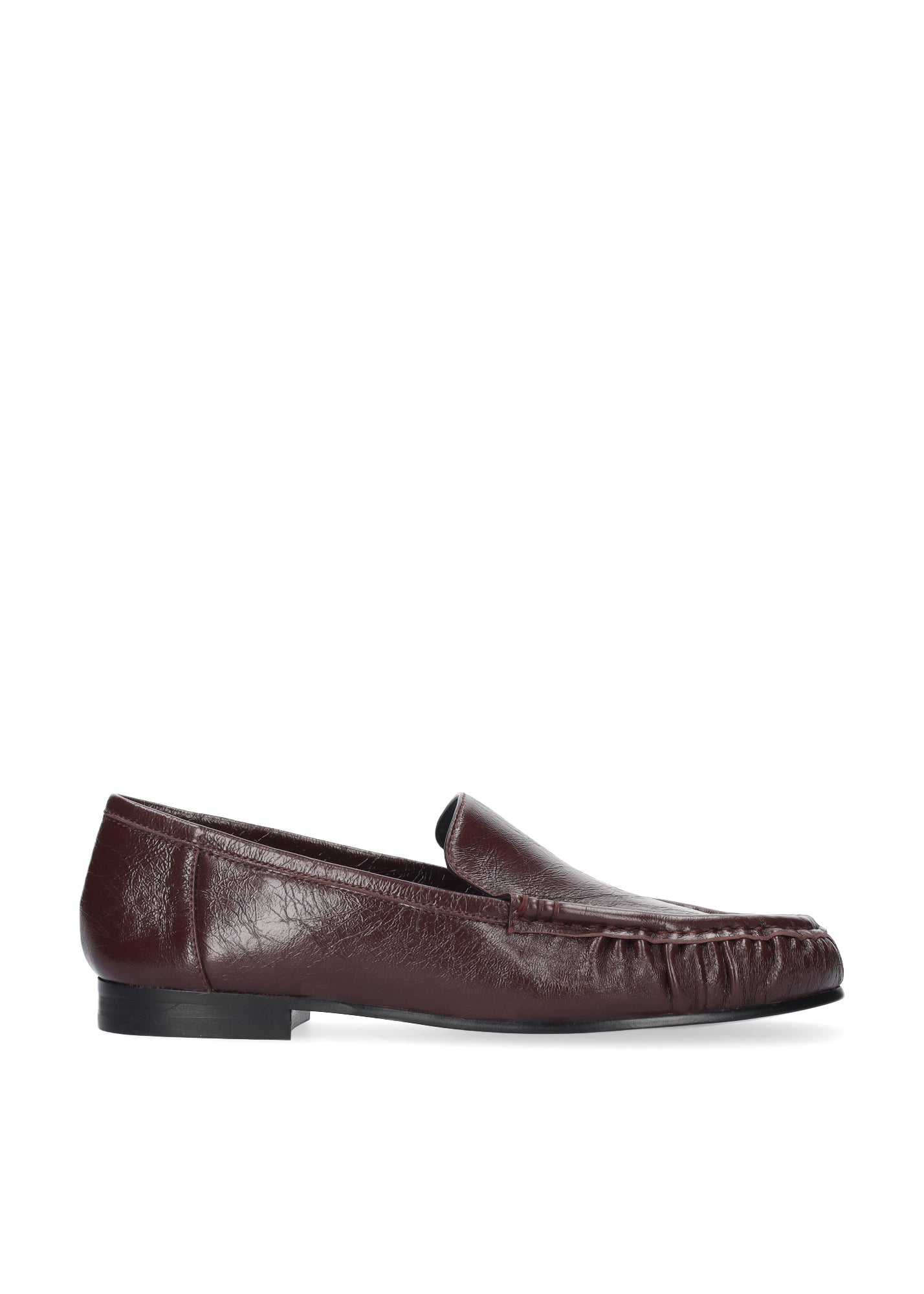 Vista lateral de los mocasines de piel arrugada efecto charol para mujer Lysa Loafer en color burgundi de BIBI LOU.