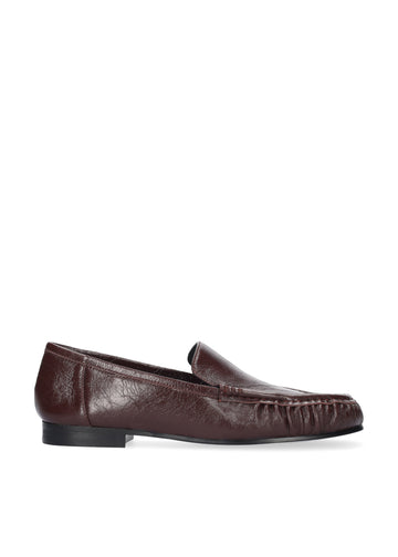 Vista lateral de los mocasines de piel arrugada efecto charol para mujer Lysa Loafer en color burgundi de BIBI LOU.