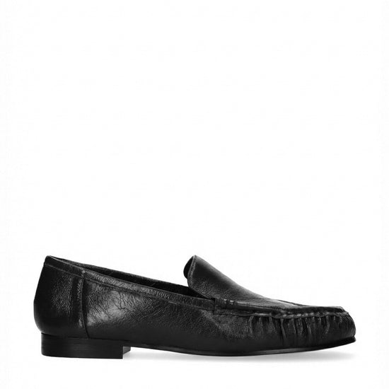 Vista lateral de los mocasines de piel arrugada efecto charol para mujer Lysa Loafer en color negro de BIBI LOU.