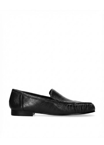 Vista lateral de los mocasines de piel arrugada efecto charol para mujer Lysa Loafer en color negro de BIBI LOU.