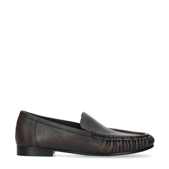Vista lateral de los mocasines de piel cepillada para mujer Lysa Loafer en color marrón, con punta redonda y tacón plano de 1,5 cm de BIBI LOU.