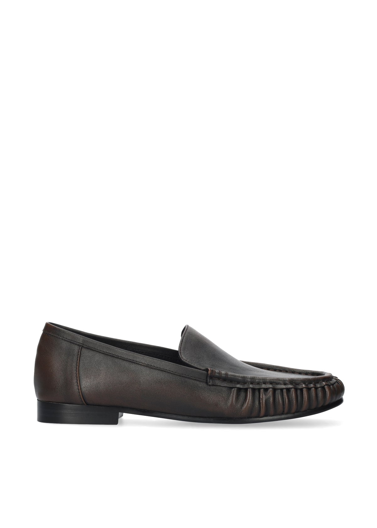 Vista lateral de los mocasines de piel cepillada para mujer Lysa Loafer en color marrón, con punta redonda y tacón plano de 1,5 cm de BIBI LOU.