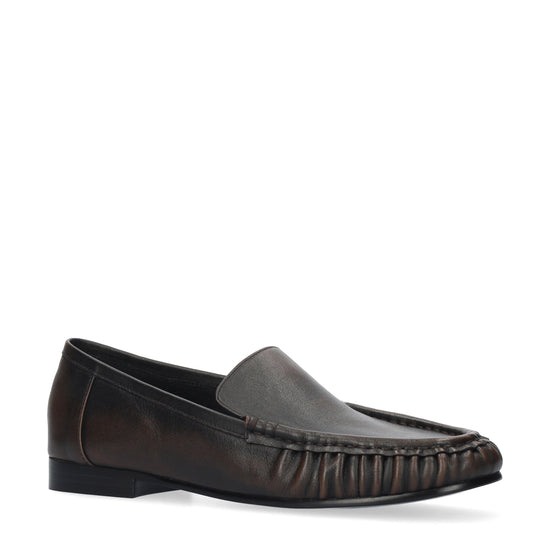 Vista lateral de los mocasines de piel cepillada para mujer Lysa Loafer en color marrón, con punta redonda y tacón plano de 1,5 cm de BIBI LOU.
