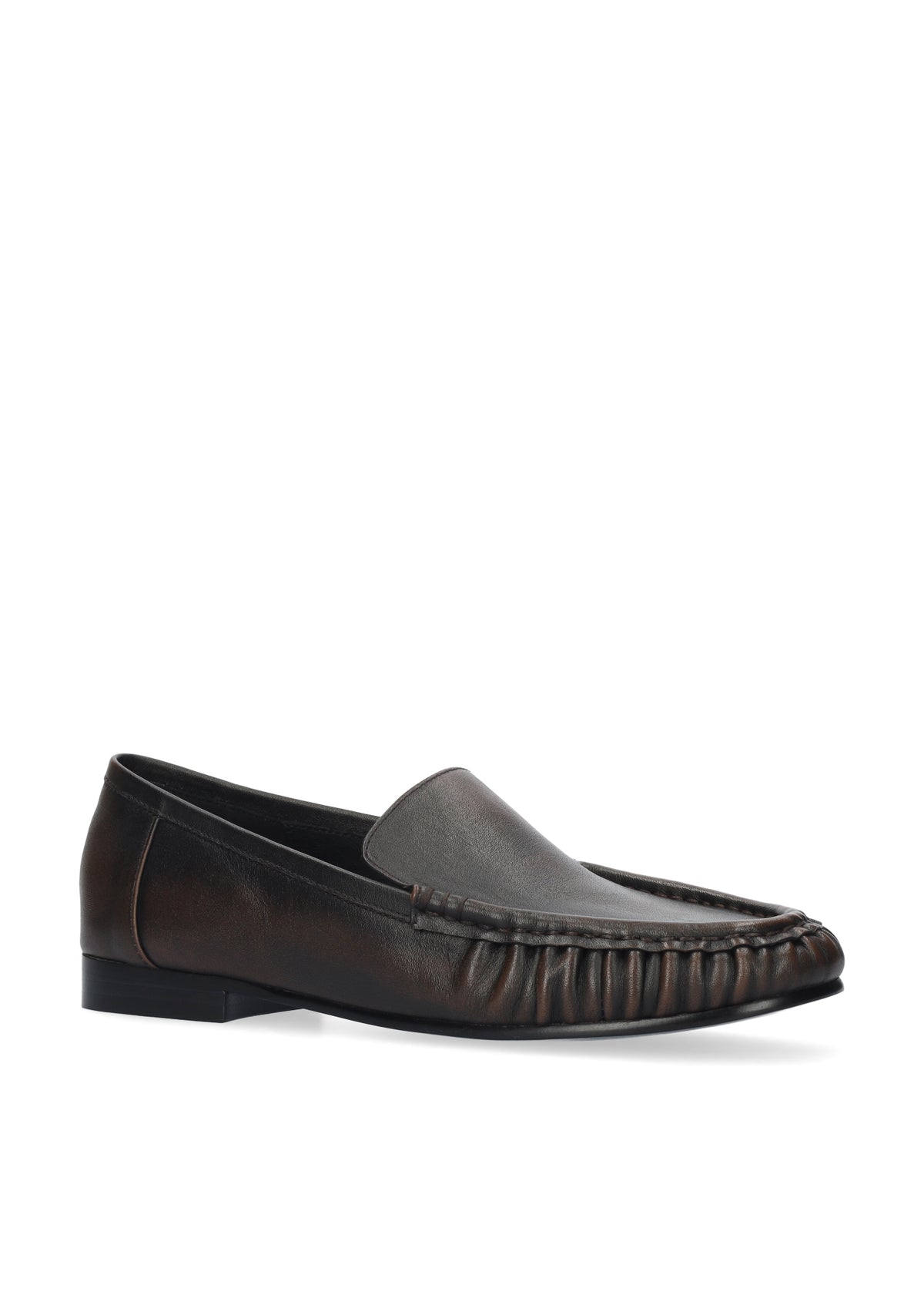 Vista lateral de los mocasines de piel cepillada para mujer Lysa Loafer en color marrón, con punta redonda y tacón plano de 1,5 cm de BIBI LOU.