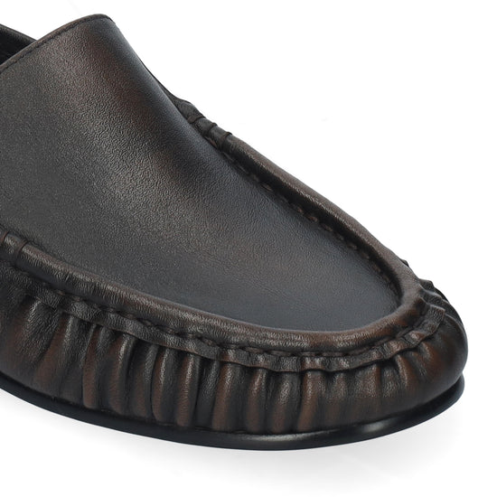 Vista lateral de los mocasines de piel cepillada para mujer Lysa Loafer en color marrón, con punta redonda y tacón plano de 1,5 cm de BIBI LOU.