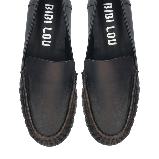 Vista lateral de los mocasines de piel cepillada para mujer Lysa Loafer en color marrón, con punta redonda y tacón plano de 1,5 cm de BIBI LOU.