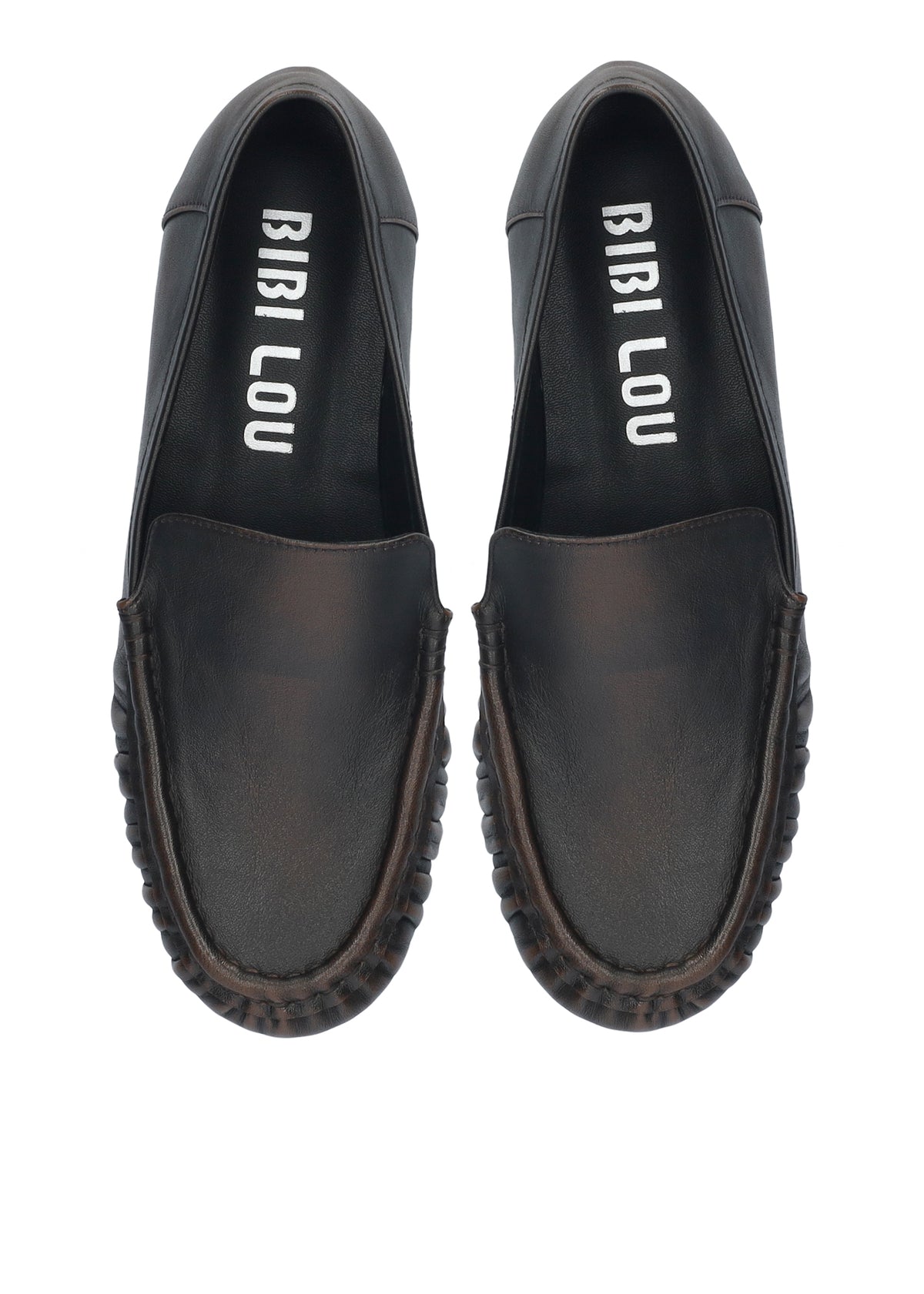 Vista lateral de los mocasines de piel cepillada para mujer Lysa Loafer en color marrón, con punta redonda y tacón plano de 1,5 cm de BIBI LOU.