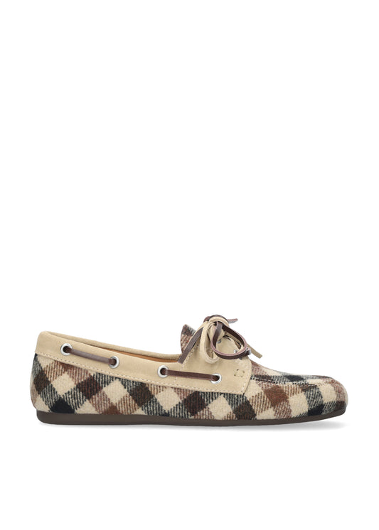 Vista lateral de los mocasines para mujer Tana Loafer con tejido estampado de cuadros en color beige y marrón de BIBI LOU.