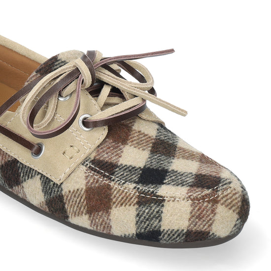 Vista lateral de los mocasines para mujer Tana Loafer con tejido estampado de cuadros en color beige y marrón de BIBI LOU.