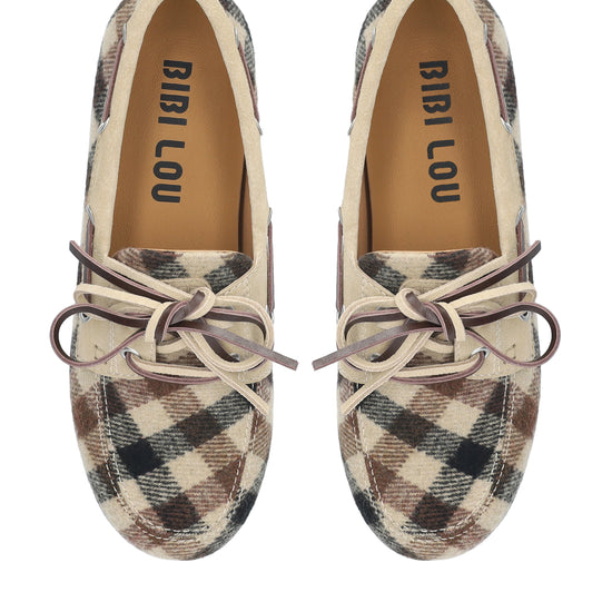 Vista lateral de los mocasines para mujer Tana Loafer con tejido estampado de cuadros en color beige y marrón de BIBI LOU.