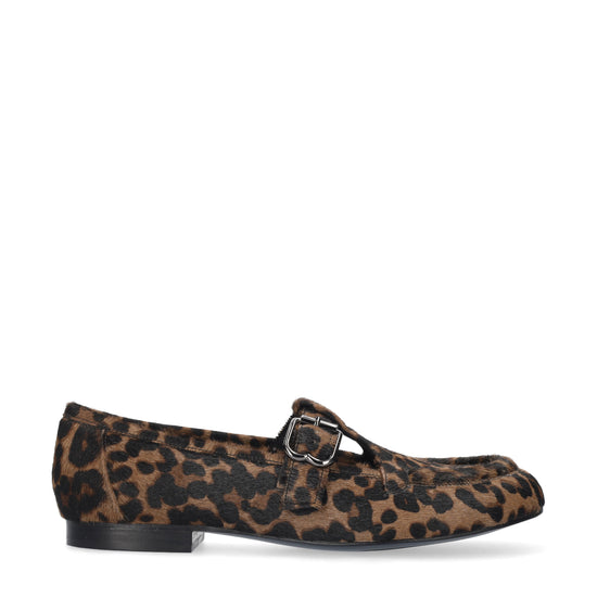 Vista lateral de los mocasines de piel con pelo y estampado de leopardo para mujer Leo Loafer, con punta redonda y tacón plano de 1 cm de BIBI LOU.