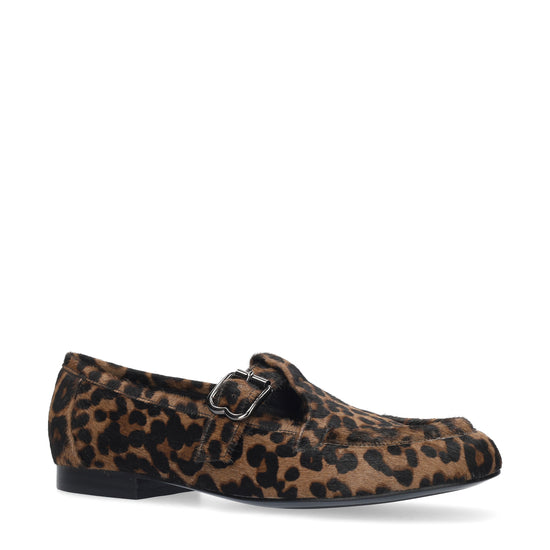 Vista lateral de los mocasines de piel con pelo y estampado de leopardo para mujer Leo Loafer, con punta redonda y tacón plano de 1 cm de BIBI LOU.