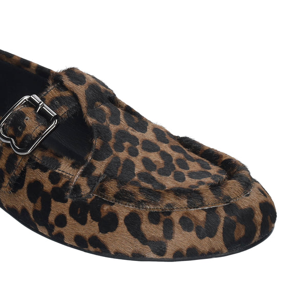 Vista lateral de los mocasines de piel con pelo y estampado de leopardo para mujer Leo Loafer, con punta redonda y tacón plano de 1 cm de BIBI LOU.