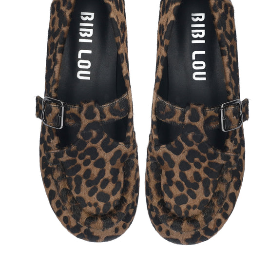 Vista lateral de los mocasines de piel con pelo y estampado de leopardo para mujer Leo Loafer, con punta redonda y tacón plano de 1 cm de BIBI LOU.