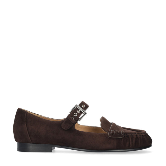 Vista lateral de los mocasines de ante para mujer Amaris Loafer en color marrón, con punta redonda, hebilla, ojales metálicos sobre el empeine y tacón plano de 1,5 cm de BIBI LOU.