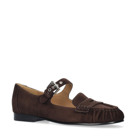Vista lateral de los mocasines de ante para mujer Amaris Loafer en color marrón, con punta redonda, hebilla, ojales metálicos sobre el empeine y tacón plano de 1,5 cm de BIBI LOU.