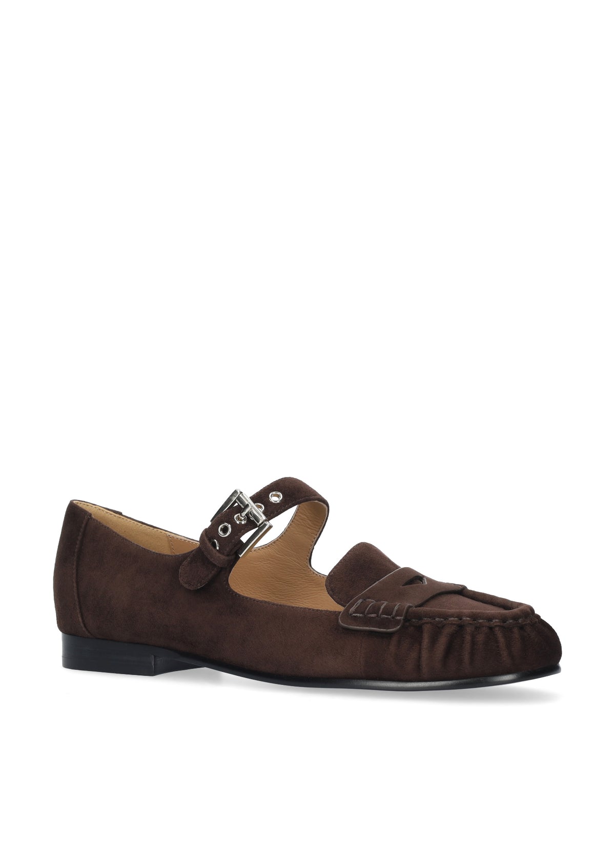 Vista lateral de los mocasines de ante para mujer Amaris Loafer en color marrón, con punta redonda, hebilla, ojales metálicos sobre el empeine y tacón plano de 1,5 cm de BIBI LOU.