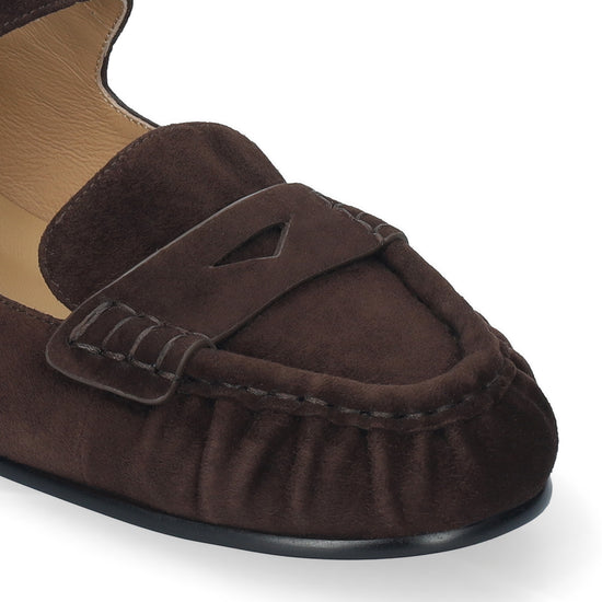 Vista lateral de los mocasines de ante para mujer Amaris Loafer en color marrón, con punta redonda, hebilla, ojales metálicos sobre el empeine y tacón plano de 1,5 cm de BIBI LOU.
