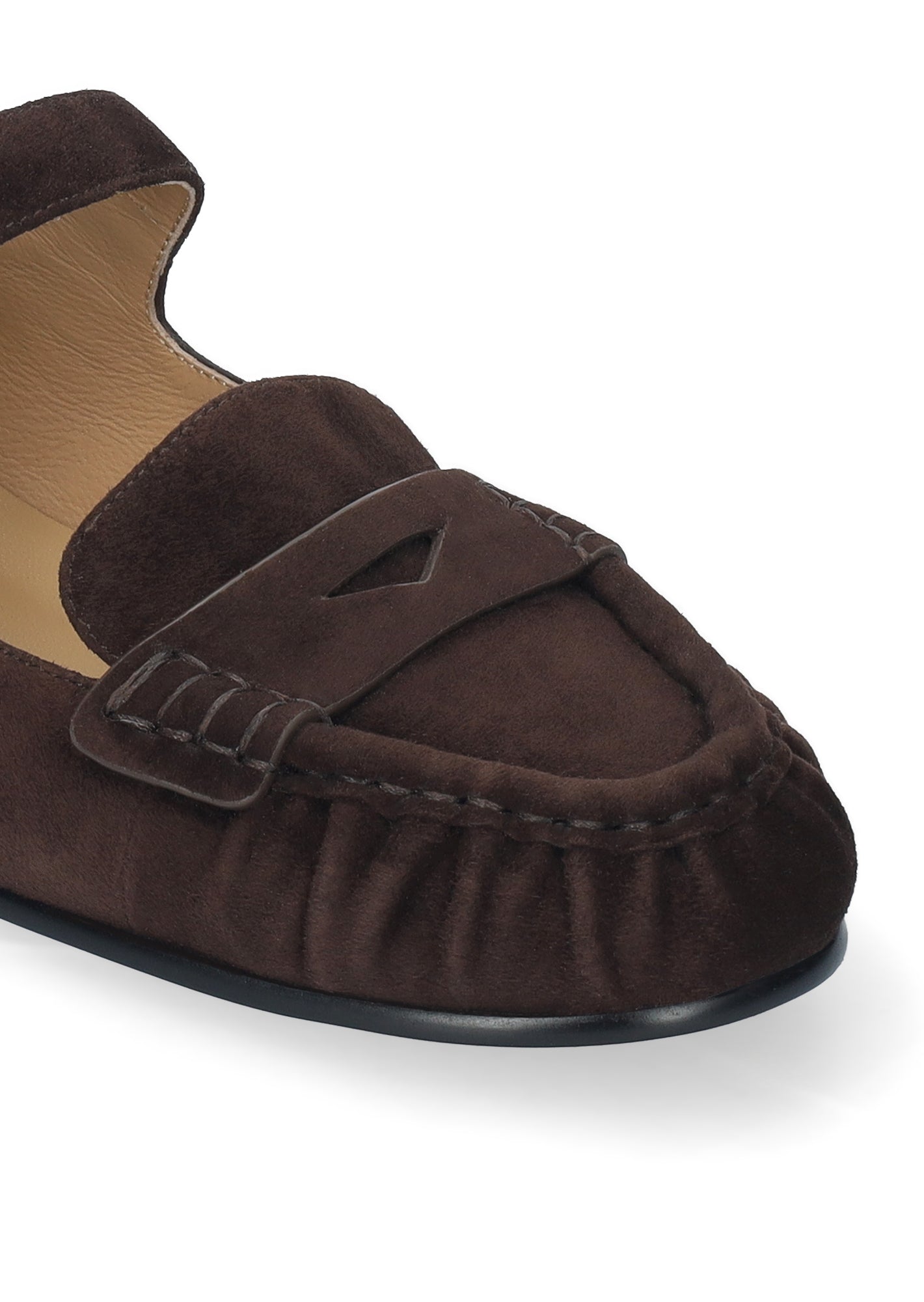 Vista lateral de los mocasines de ante para mujer Amaris Loafer en color marrón, con punta redonda, hebilla, ojales metálicos sobre el empeine y tacón plano de 1,5 cm de BIBI LOU.