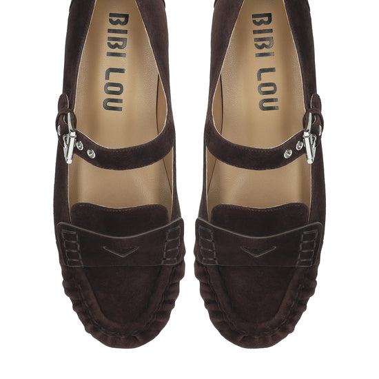 Vista lateral de los mocasines de ante para mujer Amaris Loafer en color marrón, con punta redonda, hebilla, ojales metálicos sobre el empeine y tacón plano de 1,5 cm de BIBI LOU.