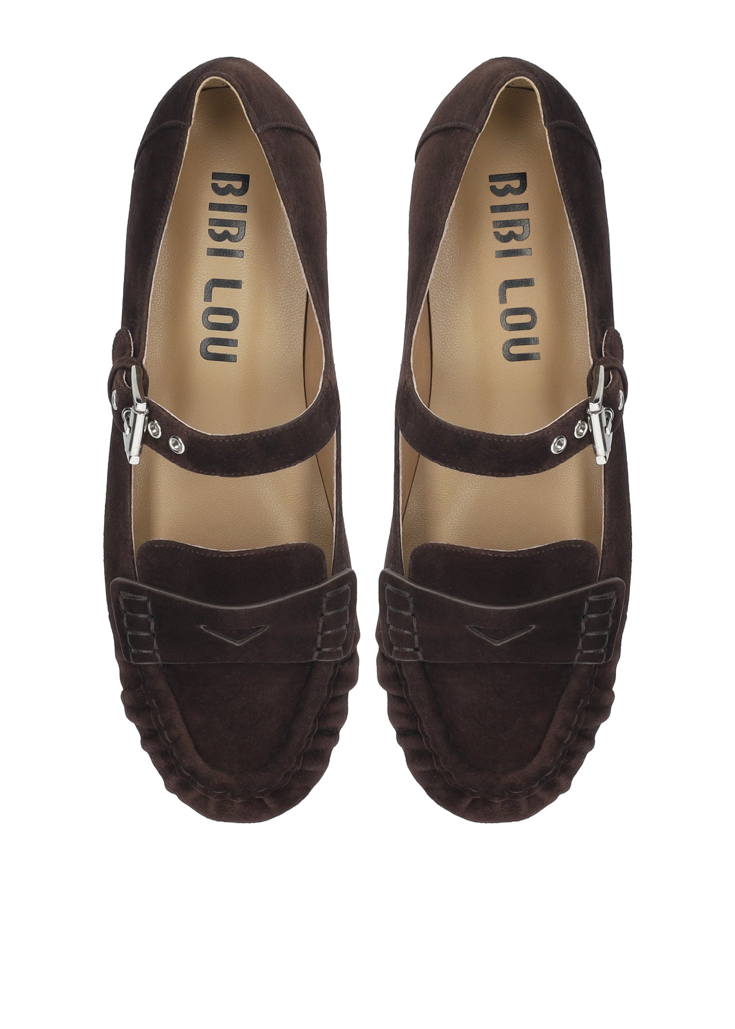 Vista lateral de los mocasines de ante para mujer Amaris Loafer en color marrón, con punta redonda, hebilla, ojales metálicos sobre el empeine y tacón plano de 1,5 cm de BIBI LOU.