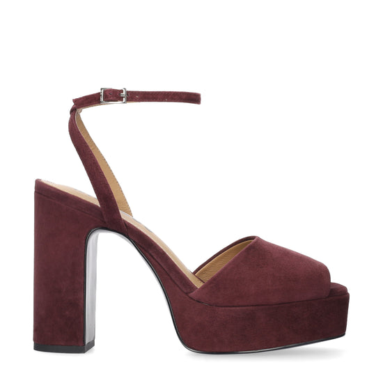 Vista lateral de las sandalias de ante para mujer Omen Sandal 110 en color burgundy, con punta cuadrada, tacón de bloque de 11 cm, plataforma forrada de 3 cm y tiras al tobillo de BIBI LOU.