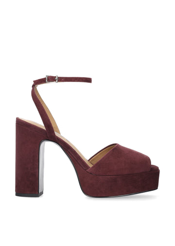Vista lateral de las sandalias de ante para mujer Omen Sandal 110 en color burgundy, con punta cuadrada, tacón de bloque de 11 cm, plataforma forrada de 3 cm y tiras al tobillo de BIBI LOU.