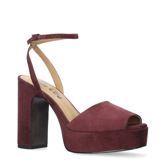 Vista lateral de las sandalias de ante para mujer Omen Sandal 110 en color burgundy, con punta cuadrada, tacón de bloque de 11 cm, plataforma forrada de 3 cm y tiras al tobillo de BIBI LOU.