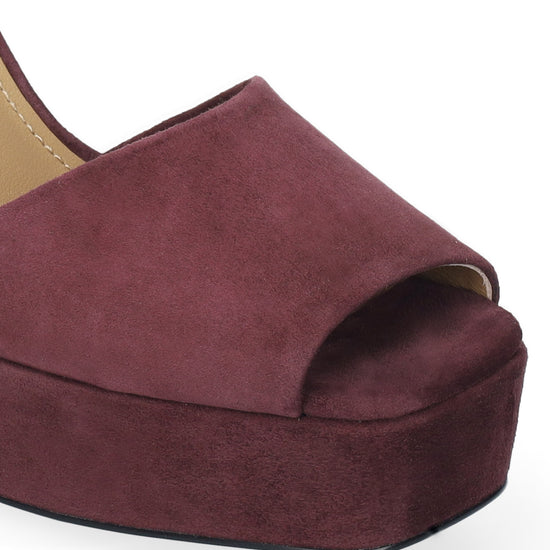 Vista lateral de las sandalias de ante para mujer Omen Sandal 110 en color burgundy, con punta cuadrada, tacón de bloque de 11 cm, plataforma forrada de 3 cm y tiras al tobillo de BIBI LOU.