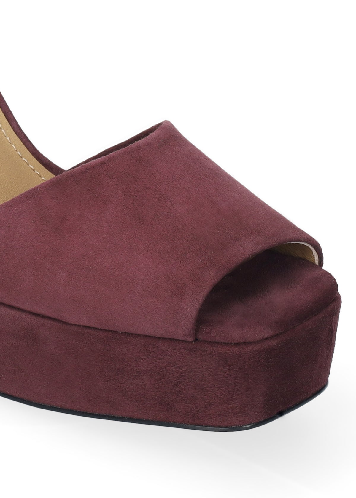 Vista lateral de las sandalias de ante para mujer Omen Sandal 110 en color burgundy, con punta cuadrada, tacón de bloque de 11 cm, plataforma forrada de 3 cm y tiras al tobillo de BIBI LOU.