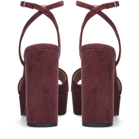 Vista lateral de las sandalias de ante para mujer Omen Sandal 110 en color burgundy, con punta cuadrada, tacón de bloque de 11 cm, plataforma forrada de 3 cm y tiras al tobillo de BIBI LOU.