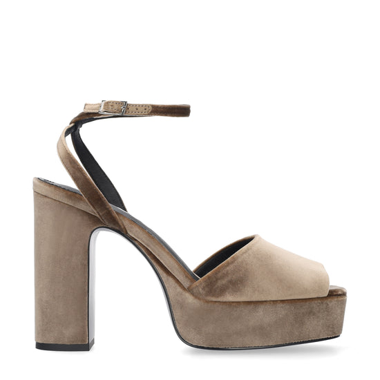 Vista lateral de las sandalias de terciopelo para mujer Omen Sandal 110 en color taupe, con punta cuadrada, tacón de bloque de 11 cm, plataforma forrada de 3 cm y tiras al tobillo de BIBI LOU.