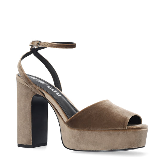 Vista lateral de las sandalias de terciopelo para mujer Omen Sandal 110 en color taupe, con punta cuadrada, tacón de bloque de 11 cm, plataforma forrada de 3 cm y tiras al tobillo de BIBI LOU.