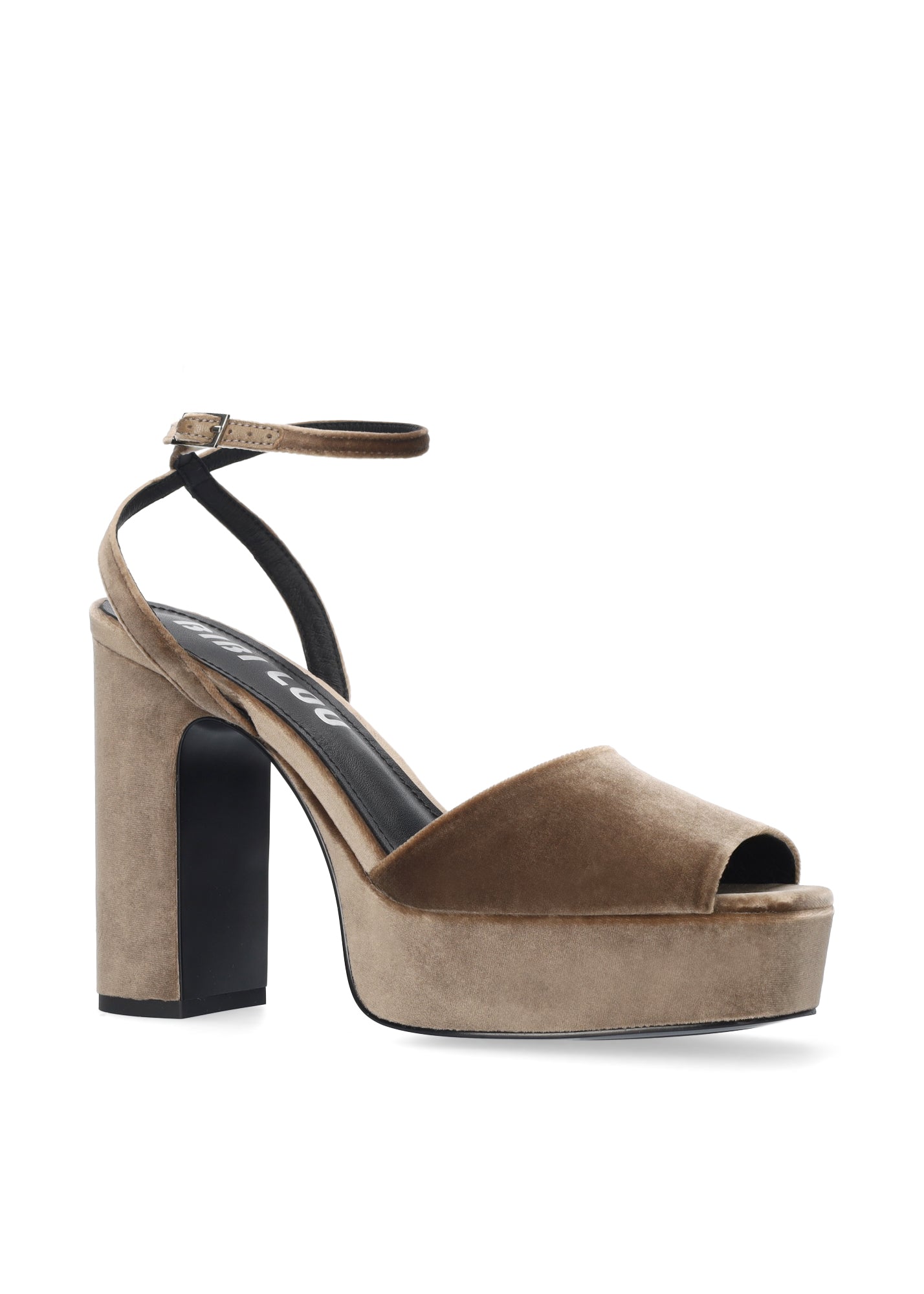 Vista lateral de las sandalias de terciopelo para mujer Omen Sandal 110 en color taupe, con punta cuadrada, tacón de bloque de 11 cm, plataforma forrada de 3 cm y tiras al tobillo de BIBI LOU.