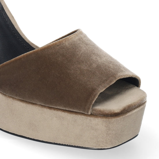 Vista lateral de las sandalias de terciopelo para mujer Omen Sandal 110 en color taupe, con punta cuadrada, tacón de bloque de 11 cm, plataforma forrada de 3 cm y tiras al tobillo de BIBI LOU.