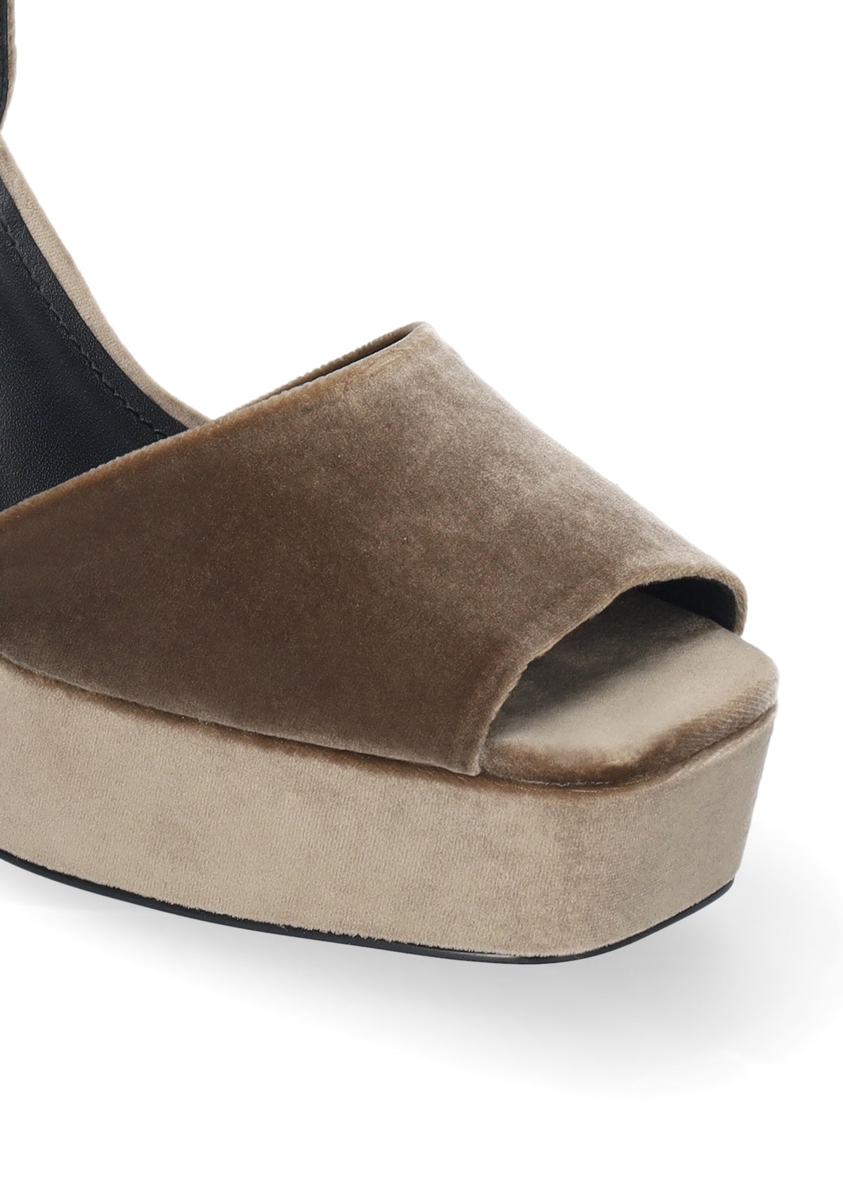Vista lateral de las sandalias de terciopelo para mujer Omen Sandal 110 en color taupe, con punta cuadrada, tacón de bloque de 11 cm, plataforma forrada de 3 cm y tiras al tobillo de BIBI LOU.