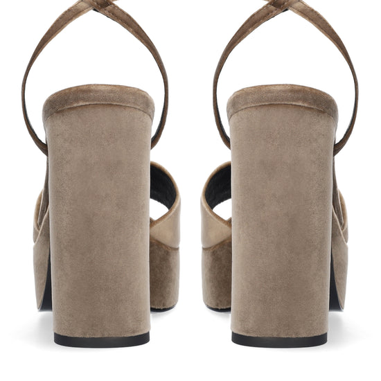 Vista lateral de las sandalias de terciopelo para mujer Omen Sandal 110 en color taupe, con punta cuadrada, tacón de bloque de 11 cm, plataforma forrada de 3 cm y tiras al tobillo de BIBI LOU.