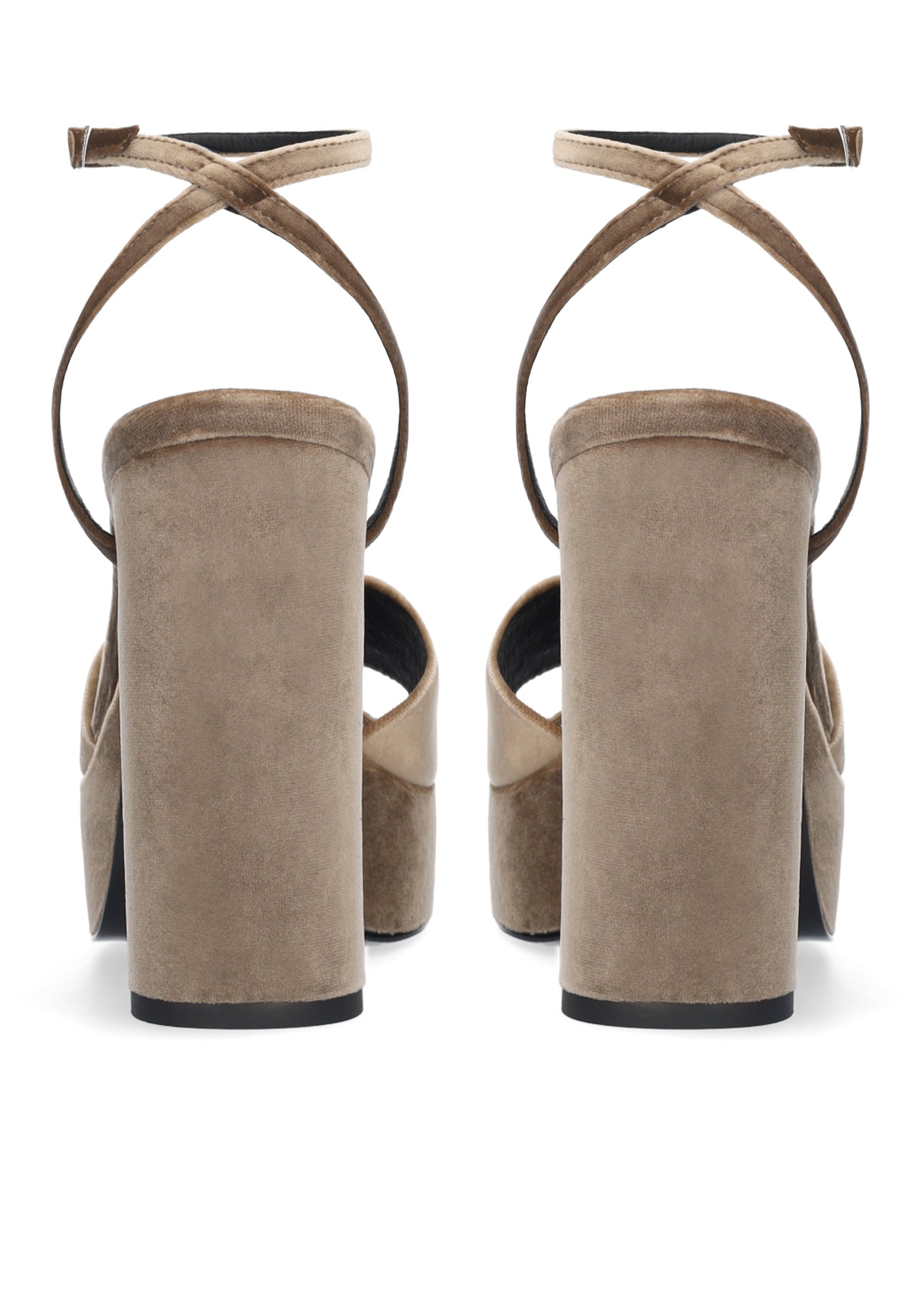 Vista lateral de las sandalias de terciopelo para mujer Omen Sandal 110 en color taupe, con punta cuadrada, tacón de bloque de 11 cm, plataforma forrada de 3 cm y tiras al tobillo de BIBI LOU.