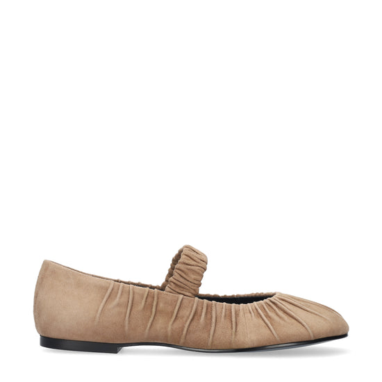 Vista lateral de las bailarinas de ante para mujer Indara Ballerinas con efecto fruncido y tira sobre el empeine en color taupe de BIBI LOU.
