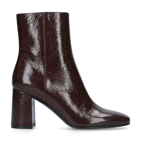 Vista lateral de los botines de piel arrugada para mujer Velora Booties 85 en color burgundy, de caña baja, punta cuadrada y tacón de bloque forrado de 8,5 cm de BIBI LOU.