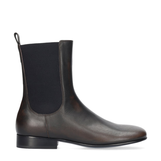 Vista lateral de los botines de piel cepillada para mujer Kendra Booties en color marrón, de caña media y con elásticos laterales para facilitar el calzado de BIBI LOU.