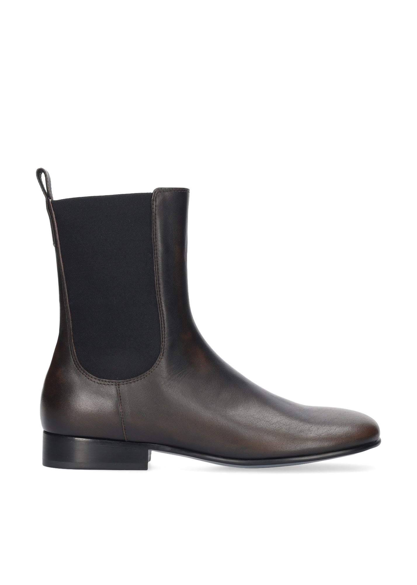 Vista lateral de los botines de piel cepillada para mujer Kendra Booties en color marrón, de caña media y con elásticos laterales para facilitar el calzado de BIBI LOU.